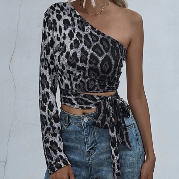 Cheetah knot side top🖤🤍 - Picture 1 of 2